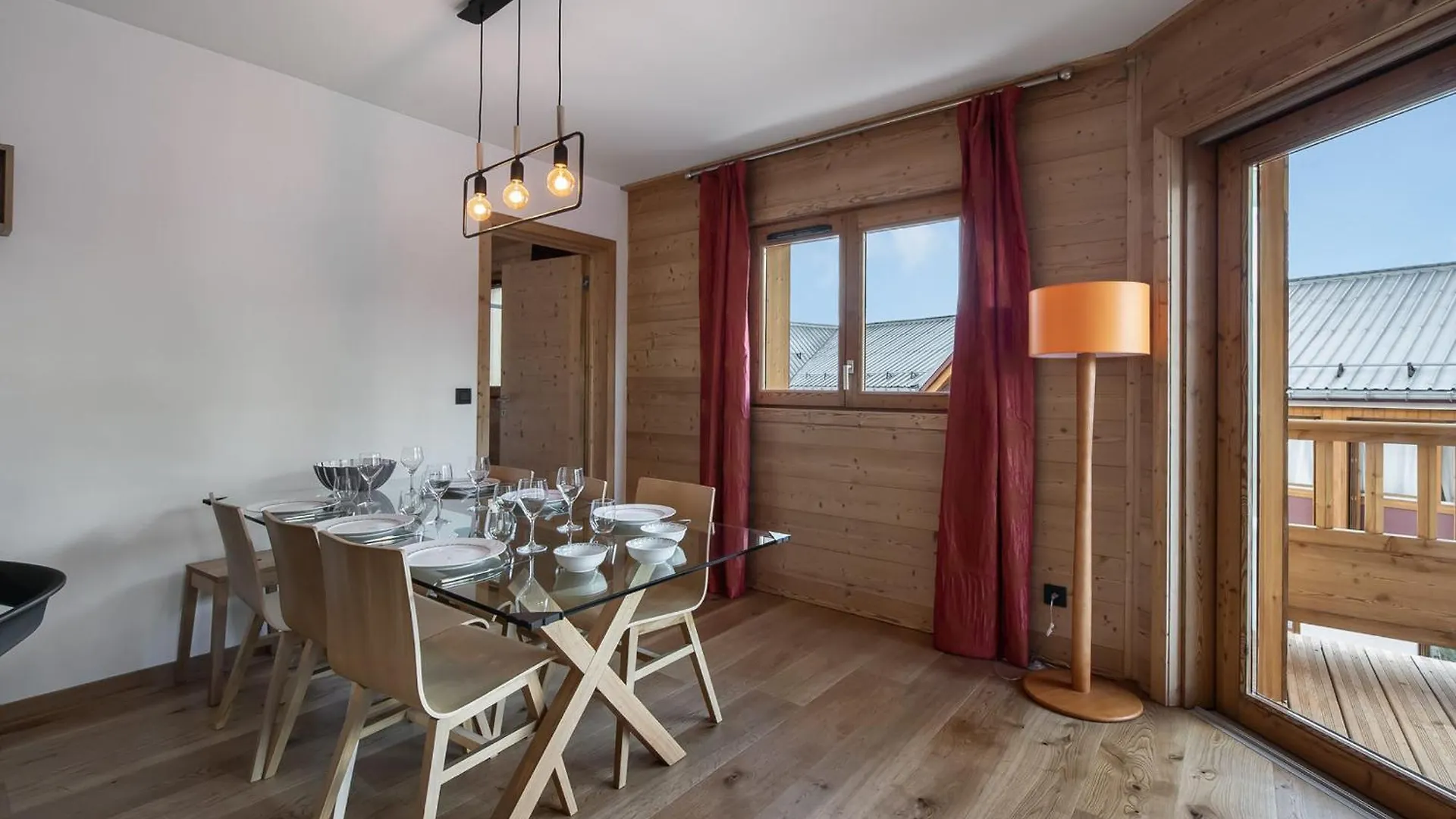 Apartment Appartement T4 A Courchevel Moriond, A 100M Des Pistes, Avec Parking, Wifi Et Services Inclus - Fr-1-563-48