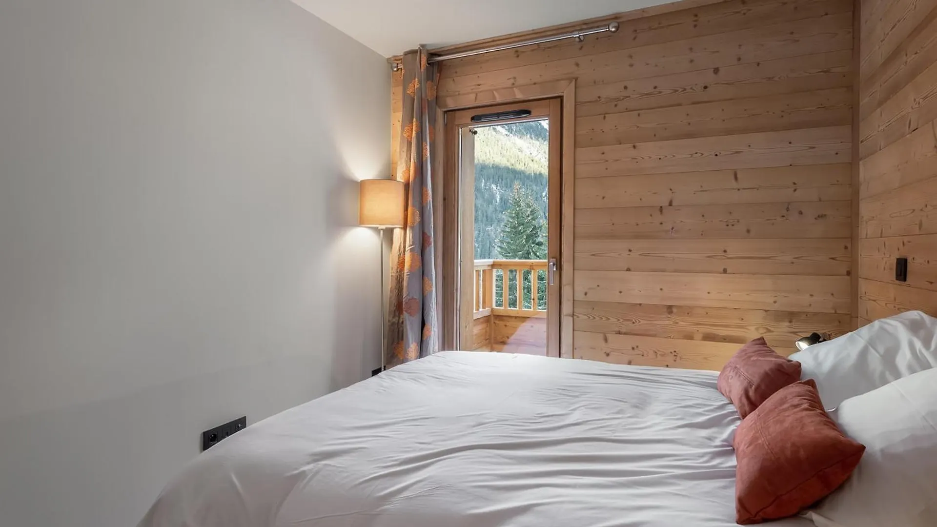 Appartement T4 A Courchevel Moriond, A 100M Des Pistes, Avec Parking, Wifi Et Services Inclus - Fr-1-563-48