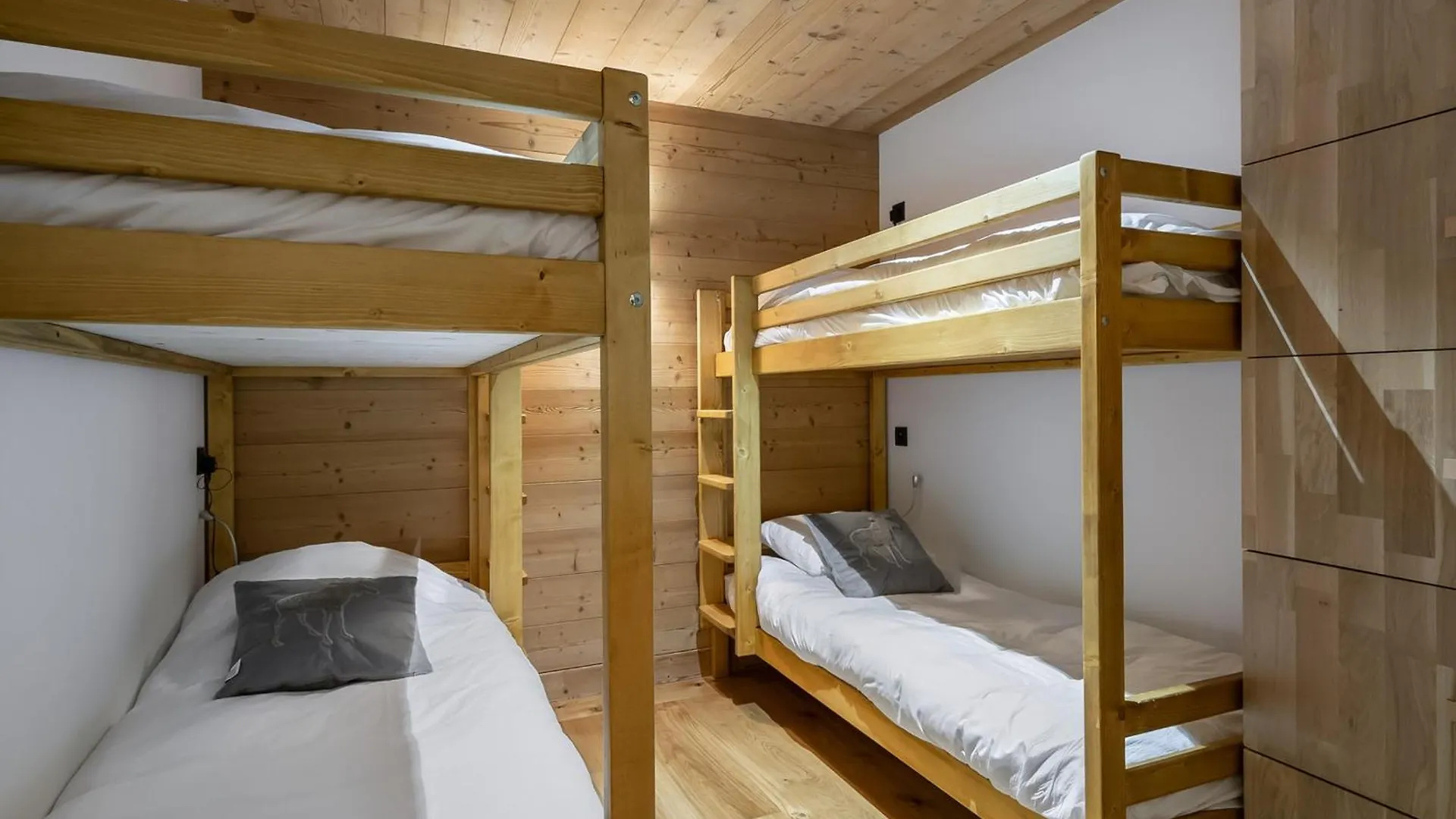 Apartment Appartement T4 A Courchevel Moriond, A 100M Des Pistes, Avec Parking, Wifi Et Services Inclus - Fr-1-563-48