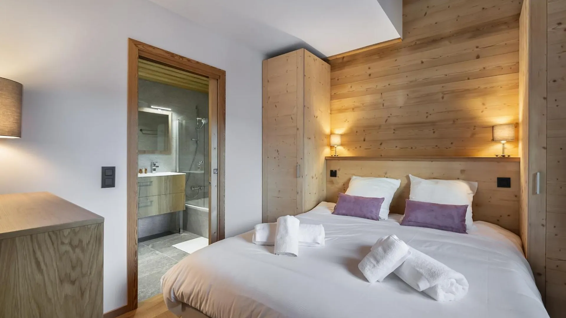 Appartement T4 A Courchevel Moriond, A 100M Des Pistes, Avec Parking, Wifi Et Services Inclus - Fr-1-563-48 0*,